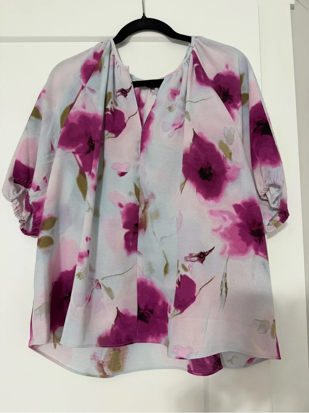 Simply Vera Vera Wang White Blouse with Magenta Floral Print